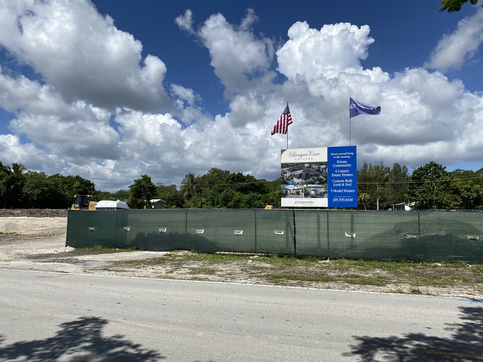7600 SW 72nd Ave in Miami, FL - Foto de edificio
