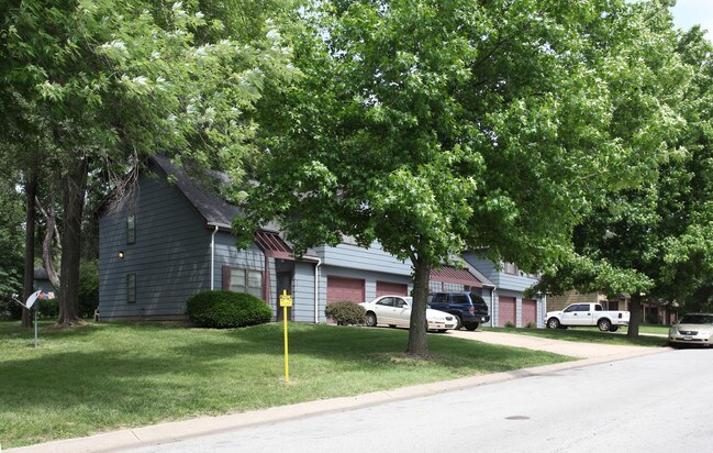 Locust Wood Townhomes in Kansas City, MO - Building Photo - Building Photo