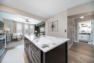 999 N High St in Columbus, OH - Foto de edificio - Building Photo