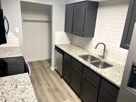 535 McQueary St in Arlington, TX - Building Photo