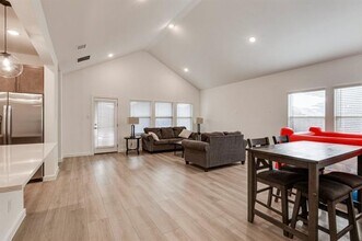 1233 Eagle Mountain Dr in Dallas, TX - Building Photo - Building Photo