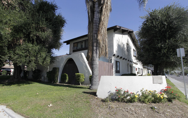 392-396 Spencer Ave in Upland, CA - Foto de edificio - Building Photo