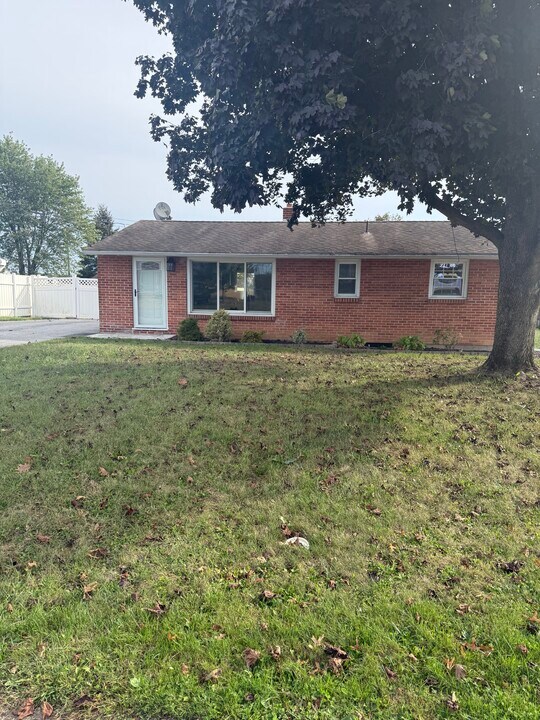 102 A St in Carlisle, PA - Building Photo