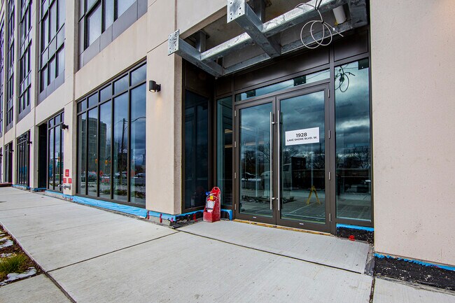 1928-1928 Lake Shore Blvd W in Toronto, ON - Building Photo - Building Photo