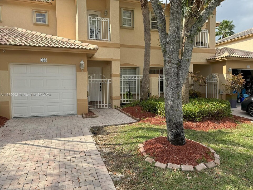 650 NW 170th Terrace in Pembroke Pines, FL - Foto de edificio