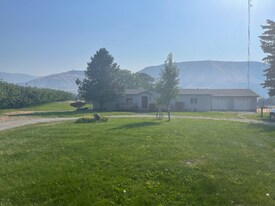 916 4th St SE in East Wenatchee, WA - Building Photo