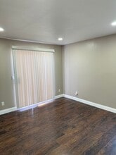 11612 209th St in Lakewood, CA - Foto de edificio - Building Photo