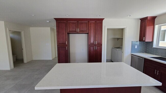 10931 Hayvenhurst Ave in Granada Hills, CA - Building Photo - Building Photo
