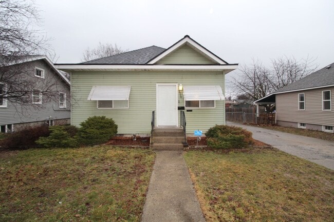 2718 N Crestline St in Spokane, WA - Foto de edificio - Building Photo