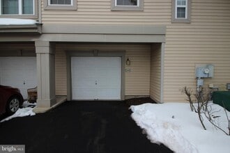 1004 Julian Dr W in Warminster, PA - Foto de edificio - Building Photo