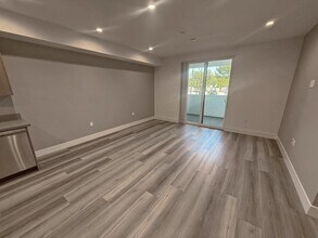 11155 Huston St in Los Angeles, CA - Foto de edificio - Building Photo