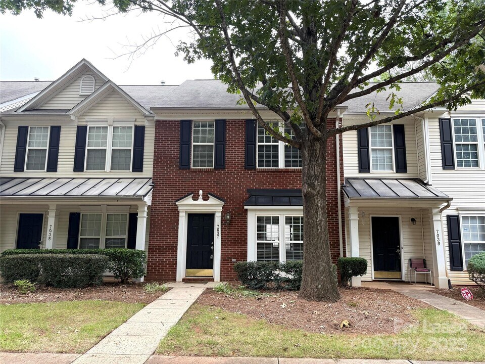7037 Flying Scotsman Dr in Charlotte, NC - Building Photo