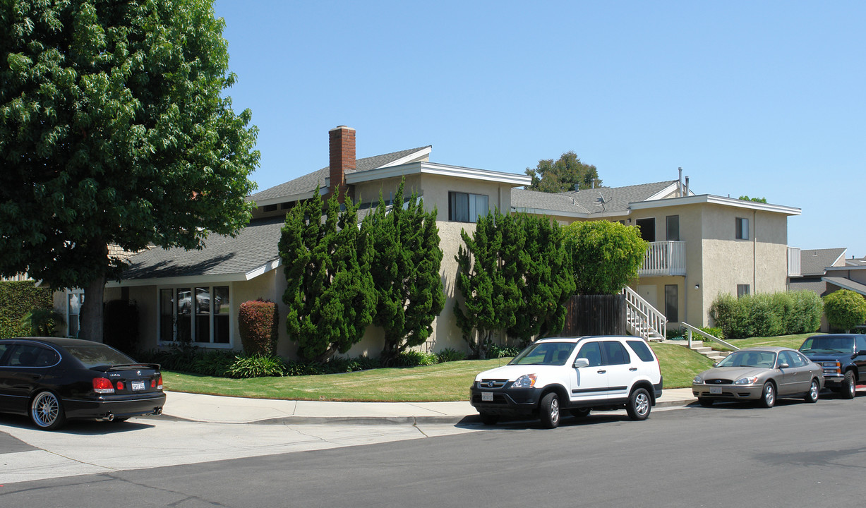 Harbor Bluffs Apartments in Huntington Beach, CA - Building Photo