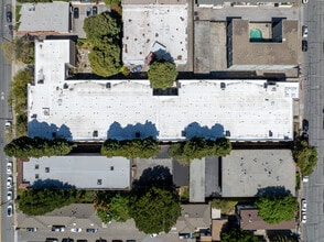 Bay Laurel Condominiums in San Mateo, CA - Foto de edificio - Building Photo