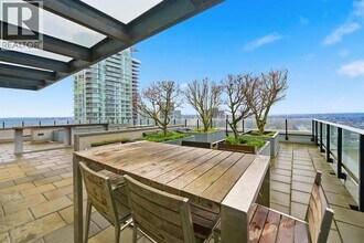 1325 Rolston St in Vancouver, BC - Building Photo - Building Photo