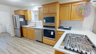 621 9th St in Lake Oswego, OR - Building Photo