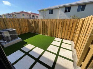 929 NE 211th St in North Miami Beach, FL - Building Photo - Building Photo
