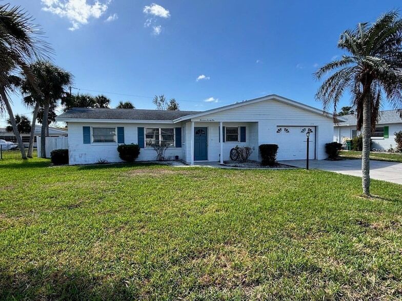 1775 Loralin Dr in Englewood, FL - Building Photo