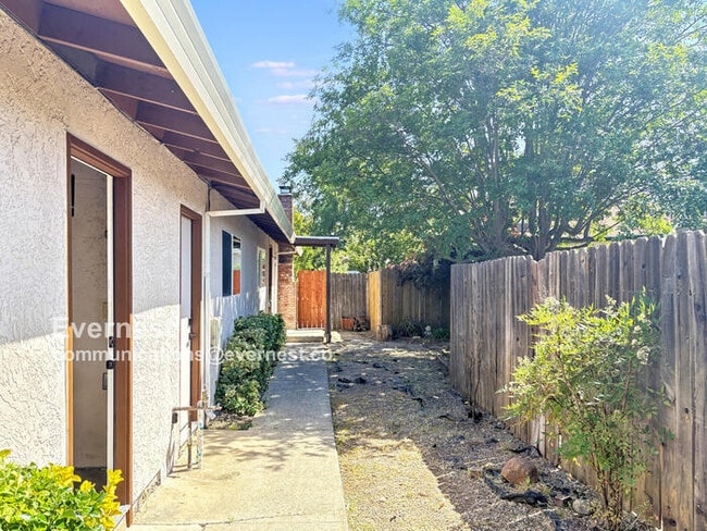 5516 Engle Rd in Carmichael, CA - Building Photo - Building Photo