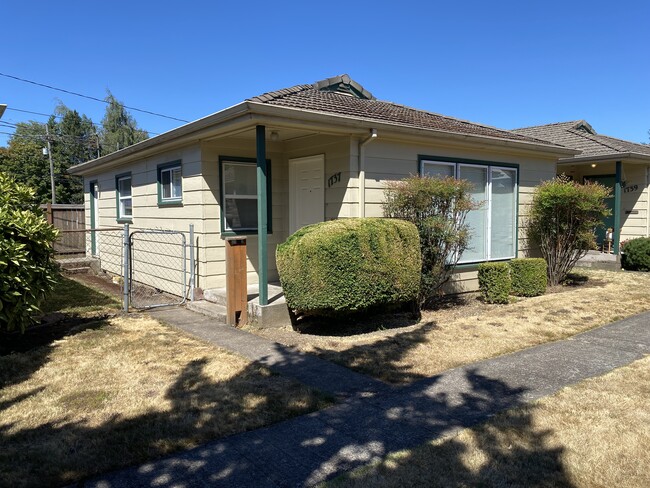 1737 Market St NE in Salem, OR - Foto de edificio - Building Photo