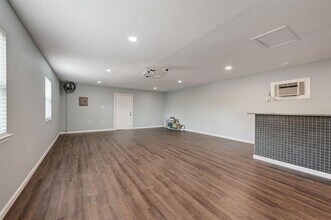 9811 Kingsman Dr in Dallas, TX - Building Photo - Building Photo