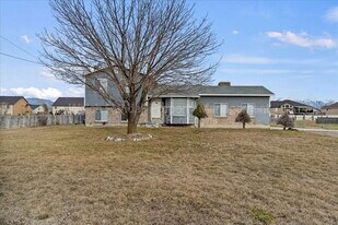 4966 S 5100 W St in Hooper, UT - Building Photo