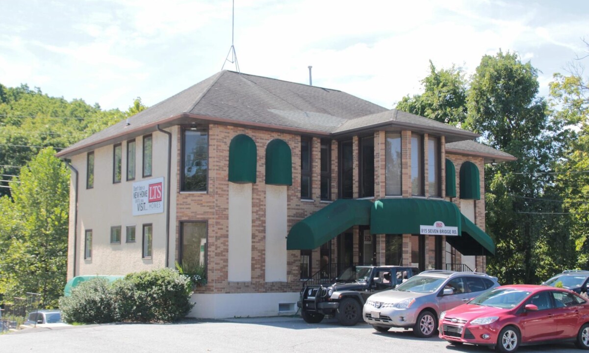 Landmark Center & Seven Bridge Rd in East Stroudsburg, PA - Building Photo