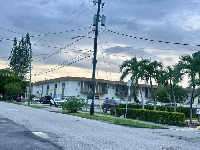 415 NE 2nd St in Hallandale Beach, FL - Foto de edificio - Building Photo