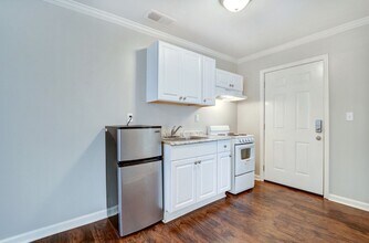 1602 E Henry St in Savannah, GA - Building Photo - Building Photo