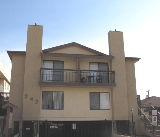 242 E Elmwood Ave in Burbank, CA - Building Photo - Building Photo