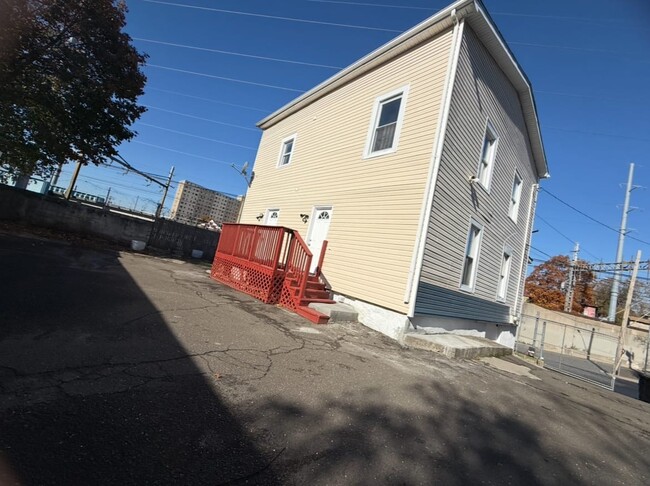 26 Clarence St, Unit 1 in Bridgeport, CT - Foto de edificio - Building Photo