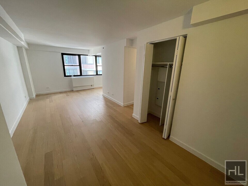 222 E 39th St in New York, NY - Building Photo