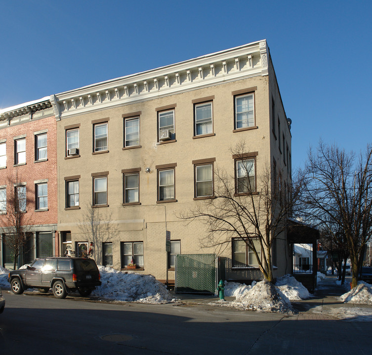 49 Ballston St in Ballston Spa, NY - Foto de edificio