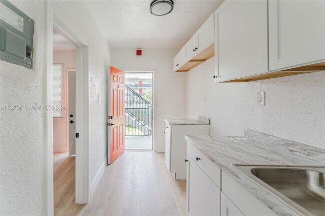 1829 NW 2nd Ct-Unit -1 in Miami, FL - Building Photo - Building Photo