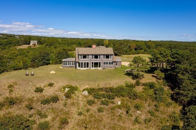 16 Allen Farm Rd in Chilmark, MA - Foto de edificio - Building Photo