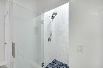 167 5th St, Unit 4 in Naples, FL - Foto de edificio - Building Photo