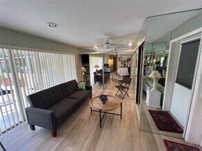 3255 Village Ln in Sarasota, FL - Building Photo - Building Photo