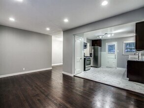 568 Coolair Dr in Dallas, TX - Building Photo - Building Photo