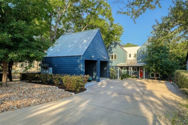 2111 Brackenridge St in Austin, TX - Building Photo - Building Photo