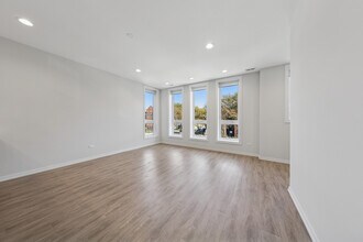 4904 S St Lawrence Ave in Chicago, IL - Building Photo - Building Photo