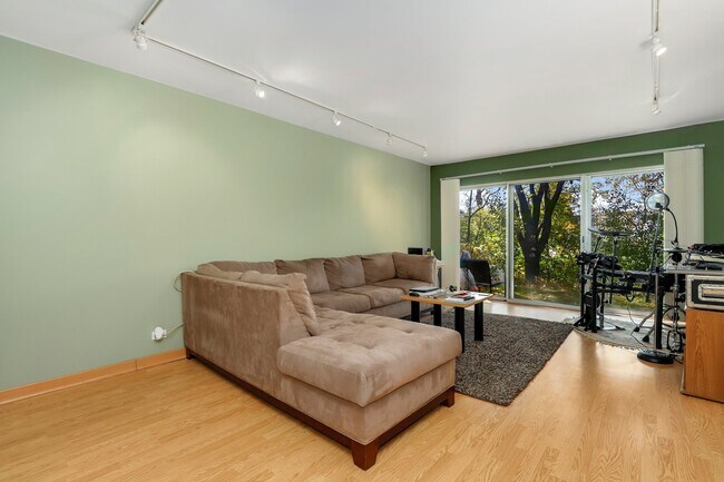 5101 Carriage Way Dr in Rolling Meadows, IL - Building Photo - Building Photo