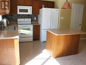 2321 Saddlecreek Crescent in Oakville, ON - Building Photo - Building Photo