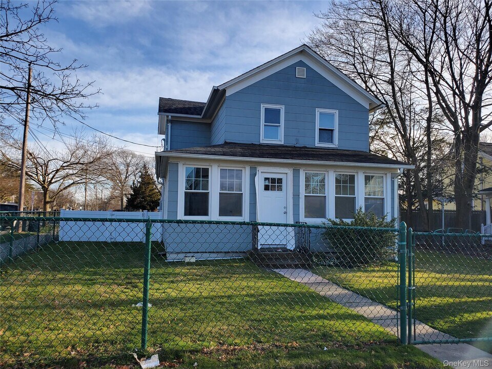 40 Amity St in Patchogue, NY - Building Photo