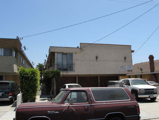 924 Broad Ave in Wilmington, CA - Foto de edificio - Building Photo