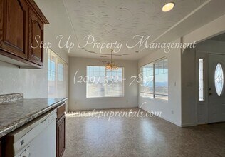 9733 Rastro Way in La Grange, CA - Building Photo - Building Photo