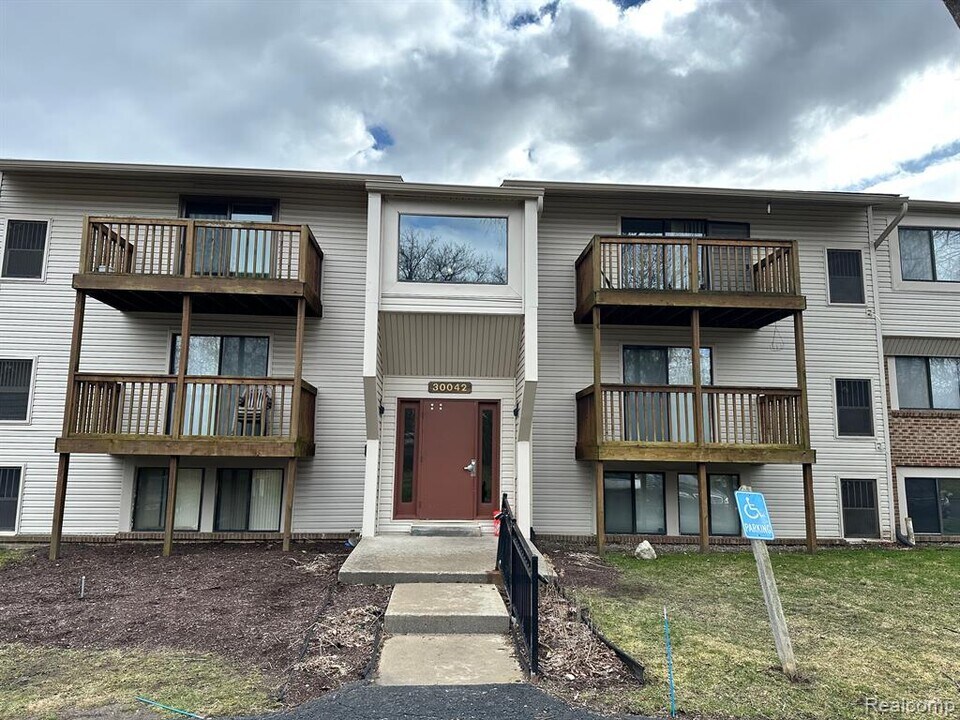 30042 W 12 Mile Rd in Farmington Hills, MI - Building Photo