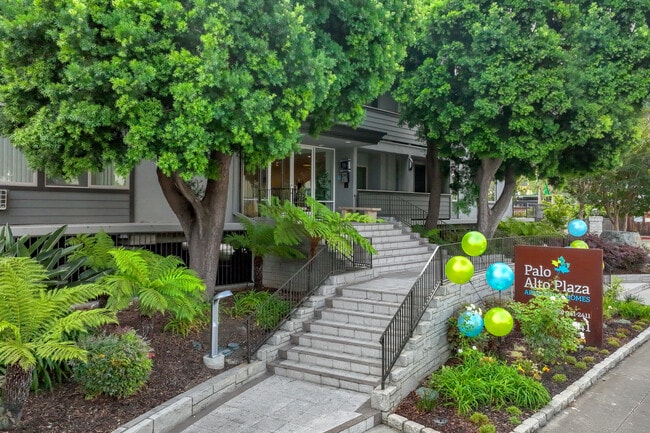 Palo Alto Plaza Apartments in Mountain View, CA - Foto de edificio - Building Photo