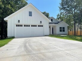 319 Lamaloa Ln in Bastrop, TX - Building Photo