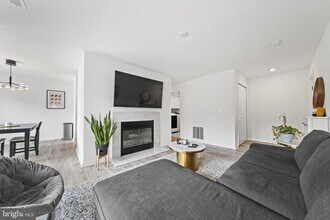6425 Richmond Hwy in Alexandria, VA - Building Photo - Building Photo