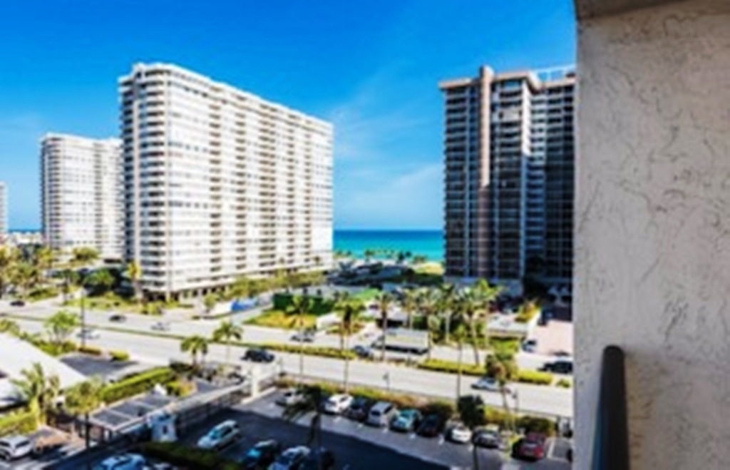 2049 S Ocean Dr, Unit 806 in Hallandale Beach, FL - Foto de edificio